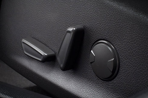 Acomódate con los controles de ajuste lumbar y viaja confortablemente en tu Ford Focus 2018